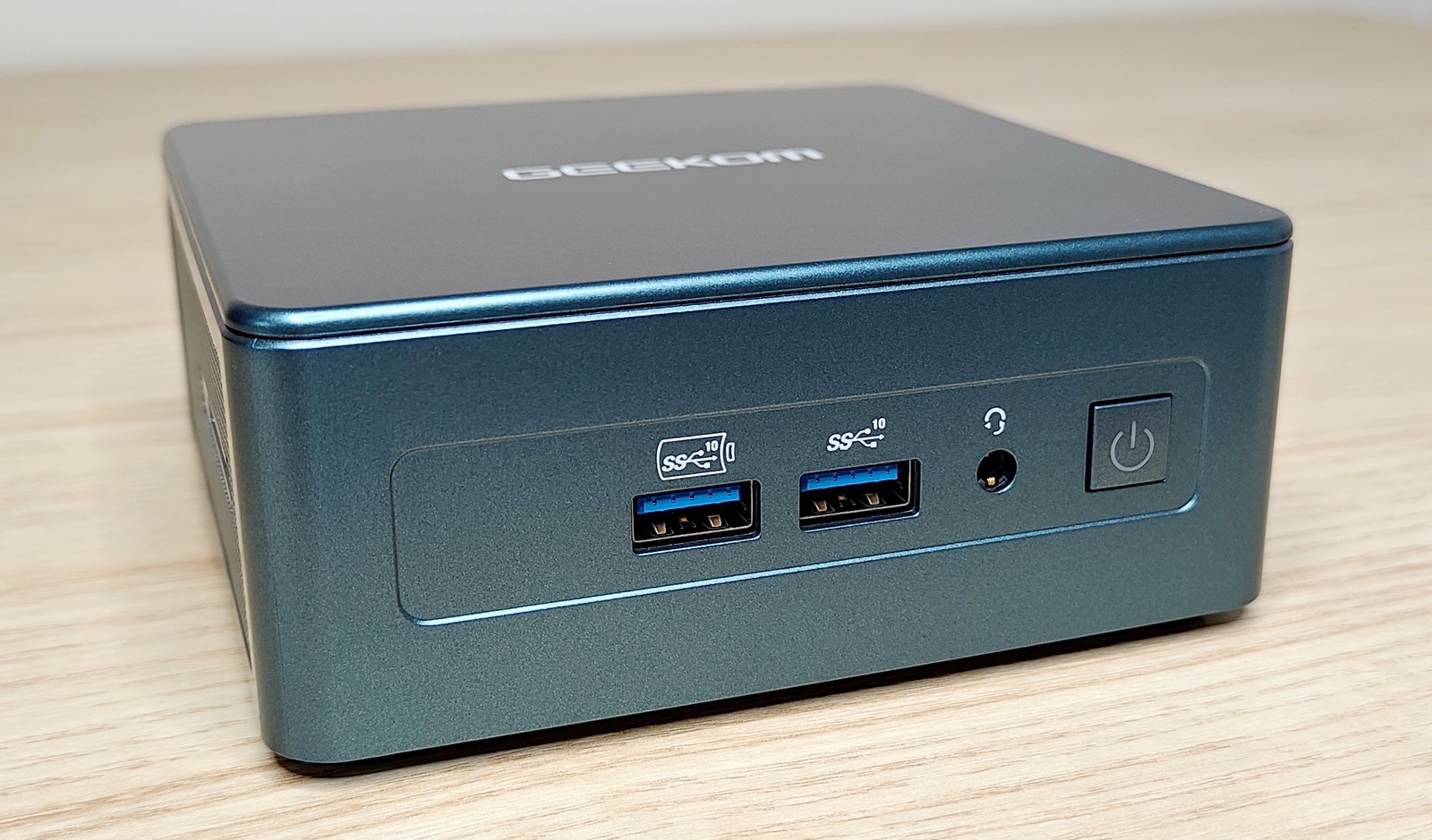 Doté d'une fiche technique solide, ce mini PC Geekom est à prix