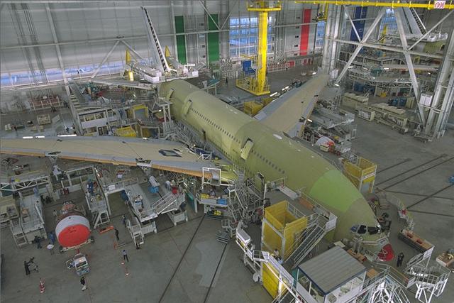L'Airbus A380 reçoit ses réacteurs