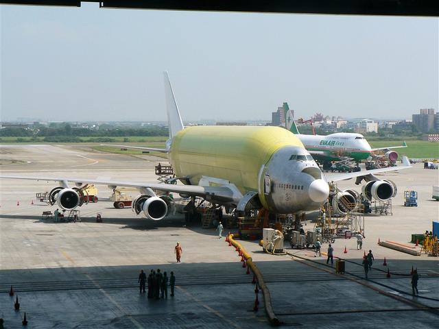 Le premier Boeing 747-400 LCF sur le point de prendre son envol