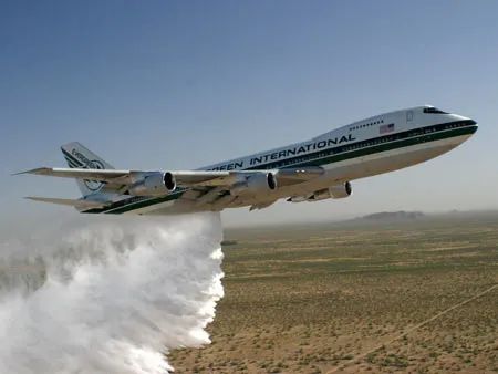 Supertanker : un Boeing 747 bombardier d'eau