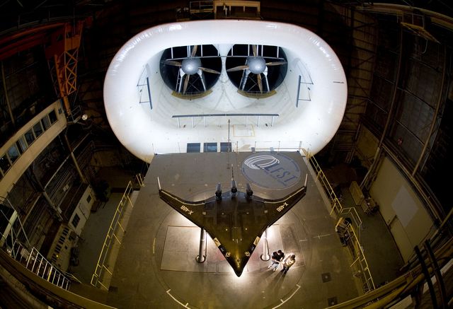 Boeing: débuts des essais au sol du concept d’aile volante X-48B