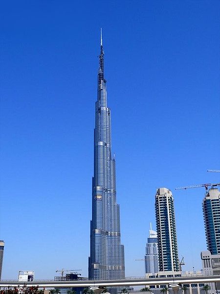 Le gratte-ciel Burj Dubaï atteint sa hauteur maximale: 818 mètres