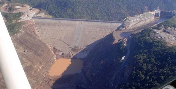 D’énormes brèches dans un barrage brésilien géant
