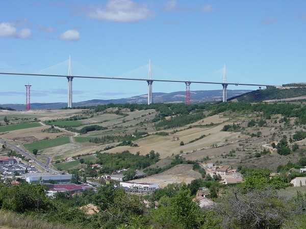 Finitions pour le viaduc de Millau: mise en place du bitume