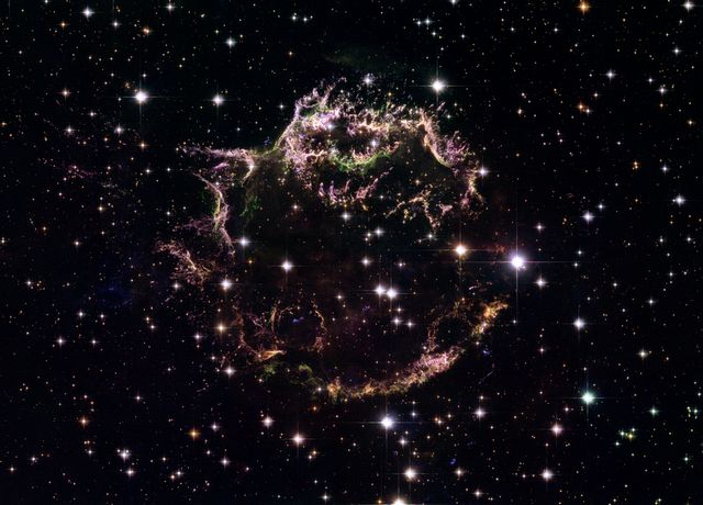 Cassiopée A : Les conséquences colorées d'une mort stellaire violente