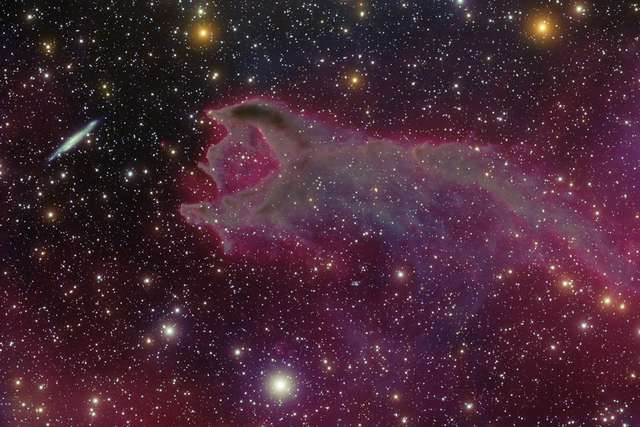 Un monstre galactique engloutissant une galaxie ?