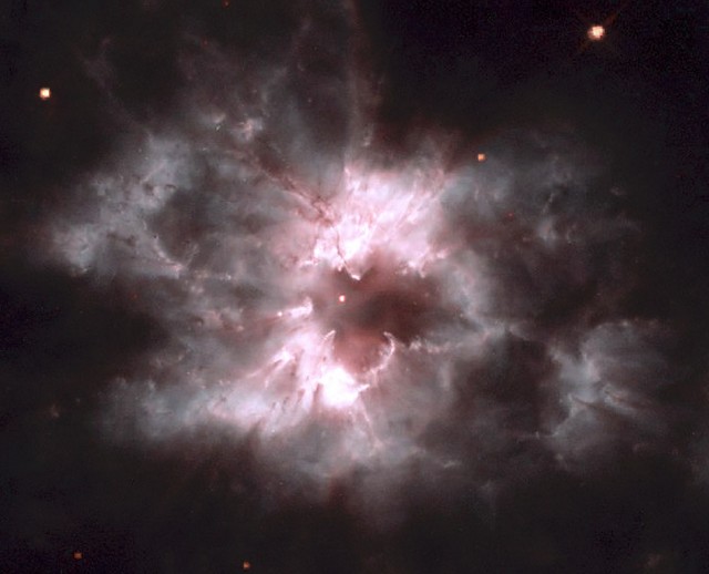 NGC 2440 : le linceul tourmenté d’une naine blanche