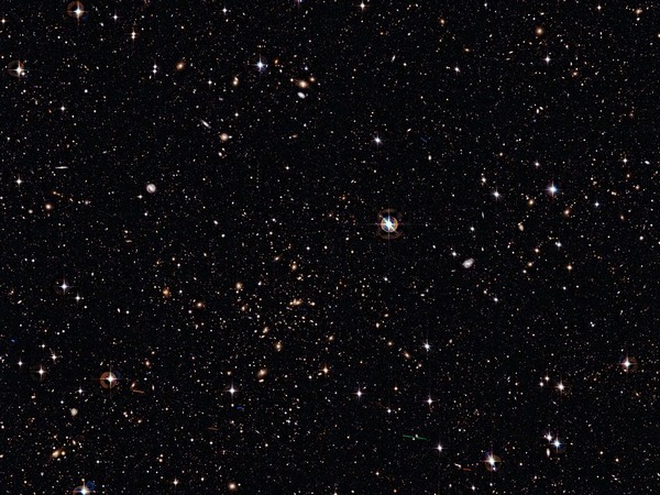 Un Amas et une Mer de Galaxies