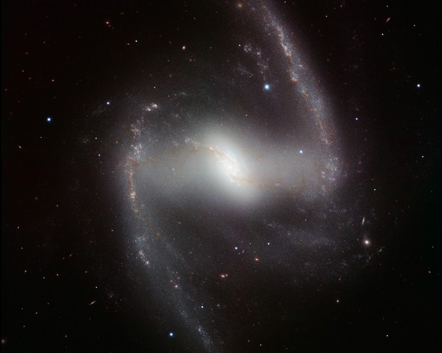 Une élégante galaxie dans une lumière inhabituelle