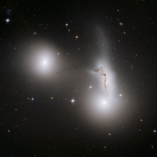 Trio de galaxies en collision