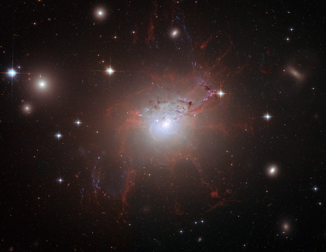Hubble observe un monstre magnétique dans une galaxie éruptive