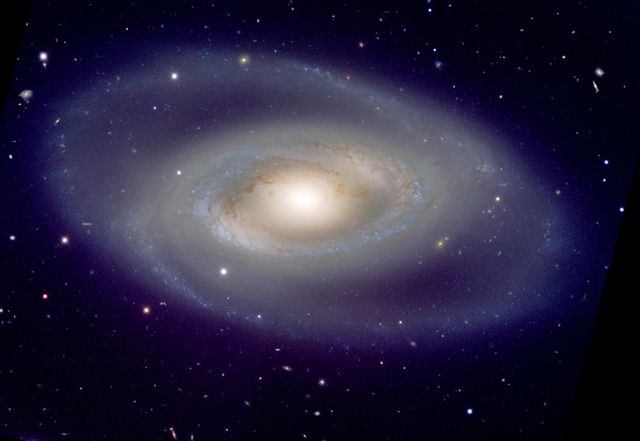NGC 1350 : Un gigantesque œil cosmique