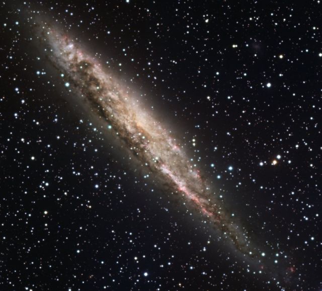 NGC 4945 : la cousine pas si éloignée de la Voie lactée
