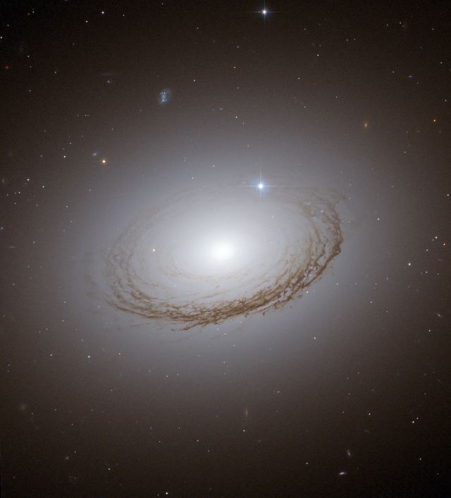 La fantomatique galaxie NGC 7049 capturée par Hubble