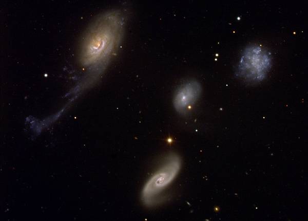 Une collection hétéroclite de galaxies en interaction
