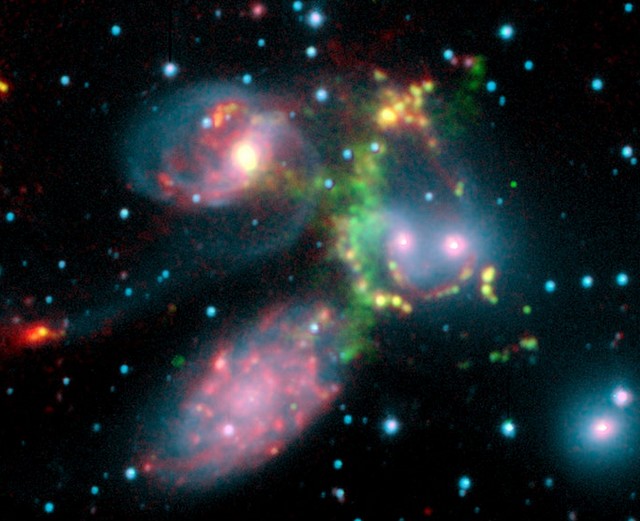 L’onde de choc violente d’une collision de galaxies