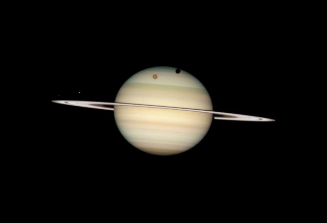 Quadruple transit de satellites de Saturne capturé par Hubble
