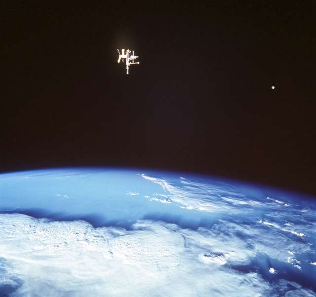 Ces étranges satellites de la Terre