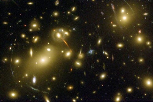 A la poursuite de l'invisible grâce aux lentilles d'Einstein