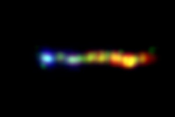 Un trou noir qui se répand en un kaléidoscope de couleurs