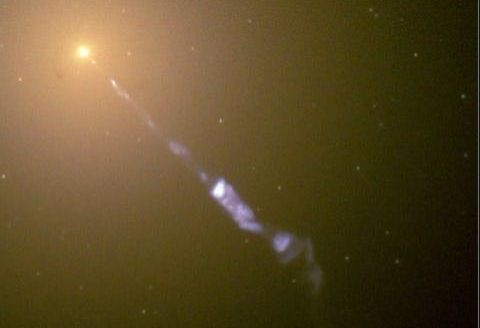 Un coup d'oeil sur la matière éjectée à l'approche d'un trou noir