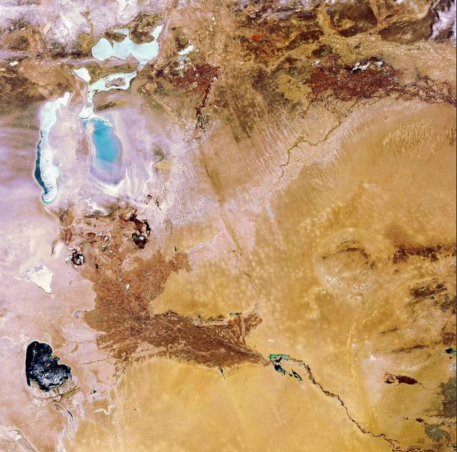 La mer d’Aral vue de l’espace : glace et sel