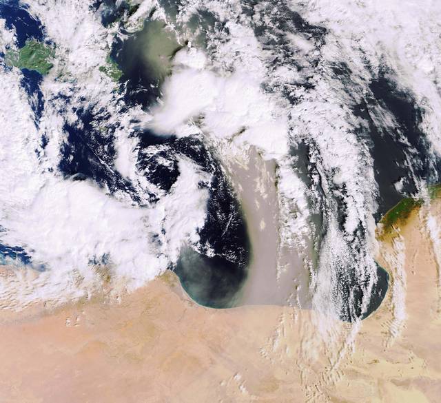 Tempête de sable sur la mer vue de l’espace