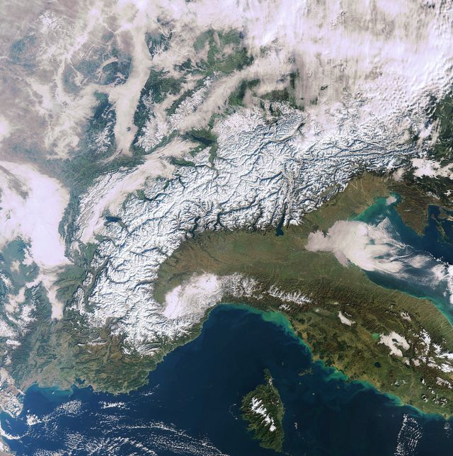 Les Alpes enneigées vues de l’espace