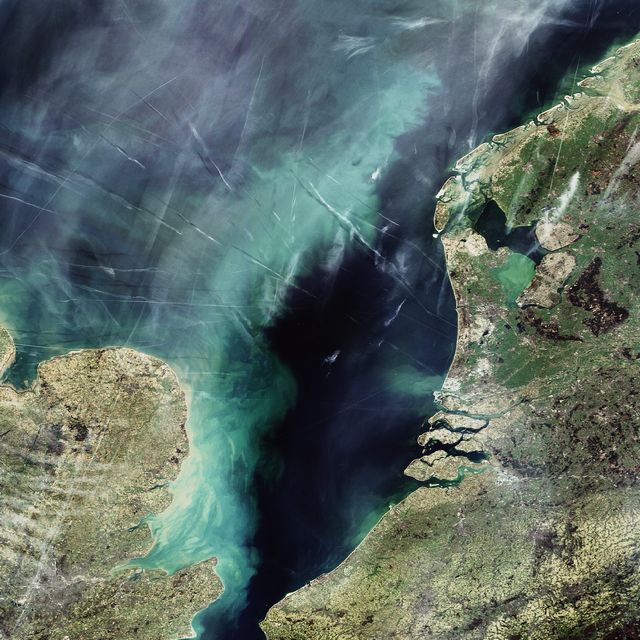 Sillages d’avions vus de l’espace