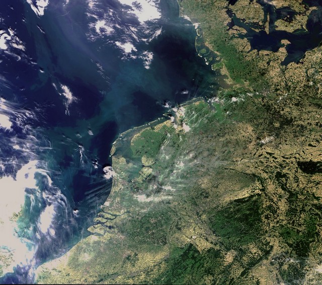 La Mer des Wadden et Rotterdam vus de l’espace