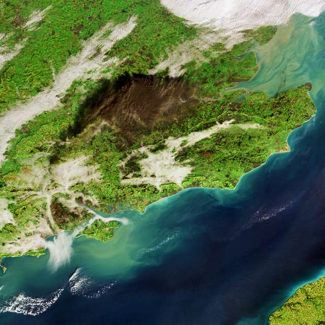 L’incendie du dépôt anglais de carburant vu de l’espace