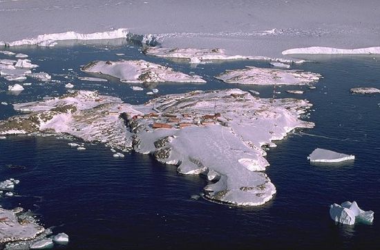 La calotte antarctique, un puits mais aussi une source de polluants !