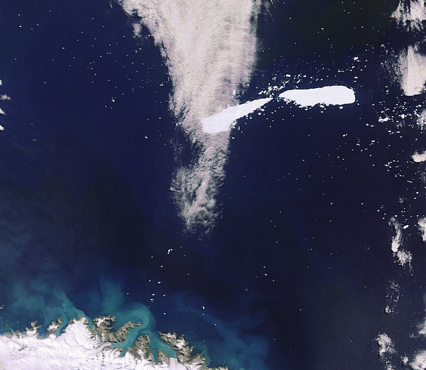 Le morcellement d’un iceberg vu de l’espace