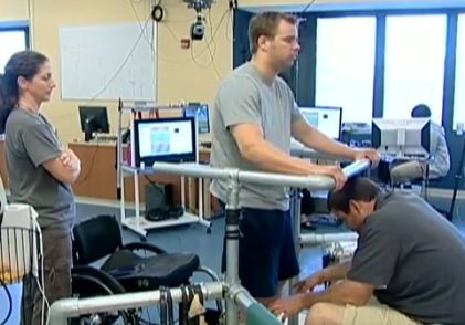 Un homme paraplégique retrouve l'usage de ses jambes