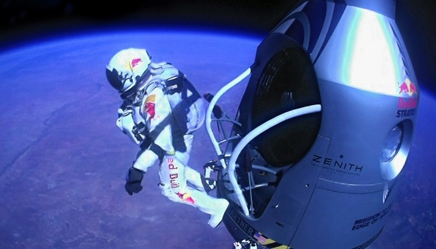 L’autrichien Felix Baumgartner franchit le mur du son en chute libre