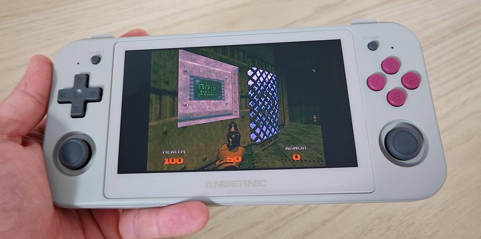 Stock réduit: la console de jeux rétro Anbernic RG505 128Go+128Go avec des milliers de jeux en vente flash à seulement 135€