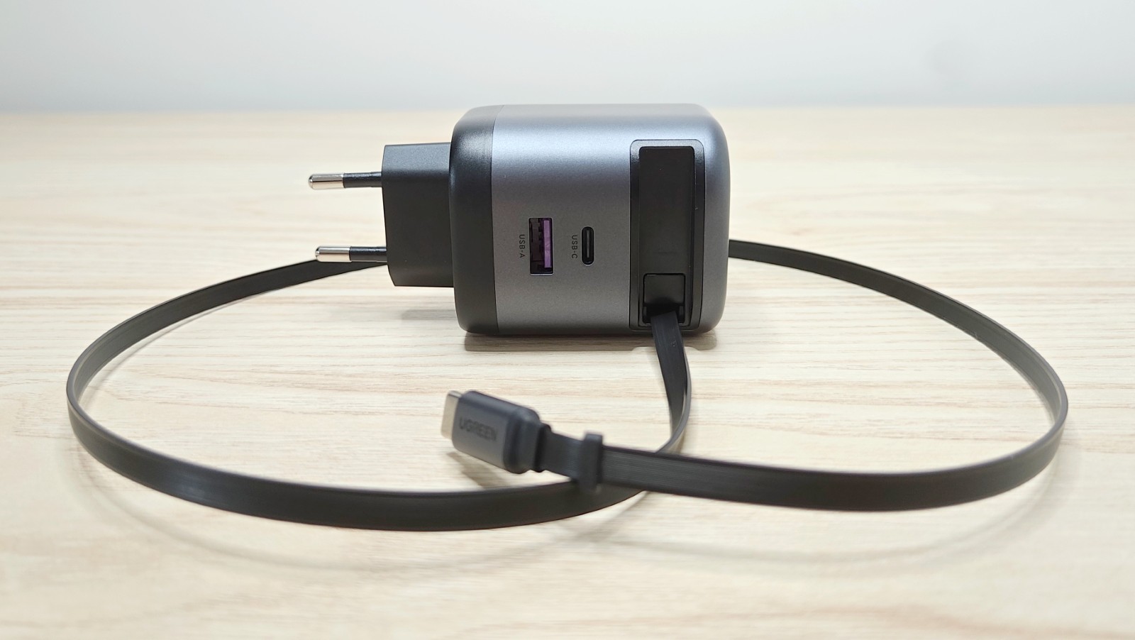 Nouveau: un petit et puissant chargeur avec câble rétractable intégré chez Ugreen
