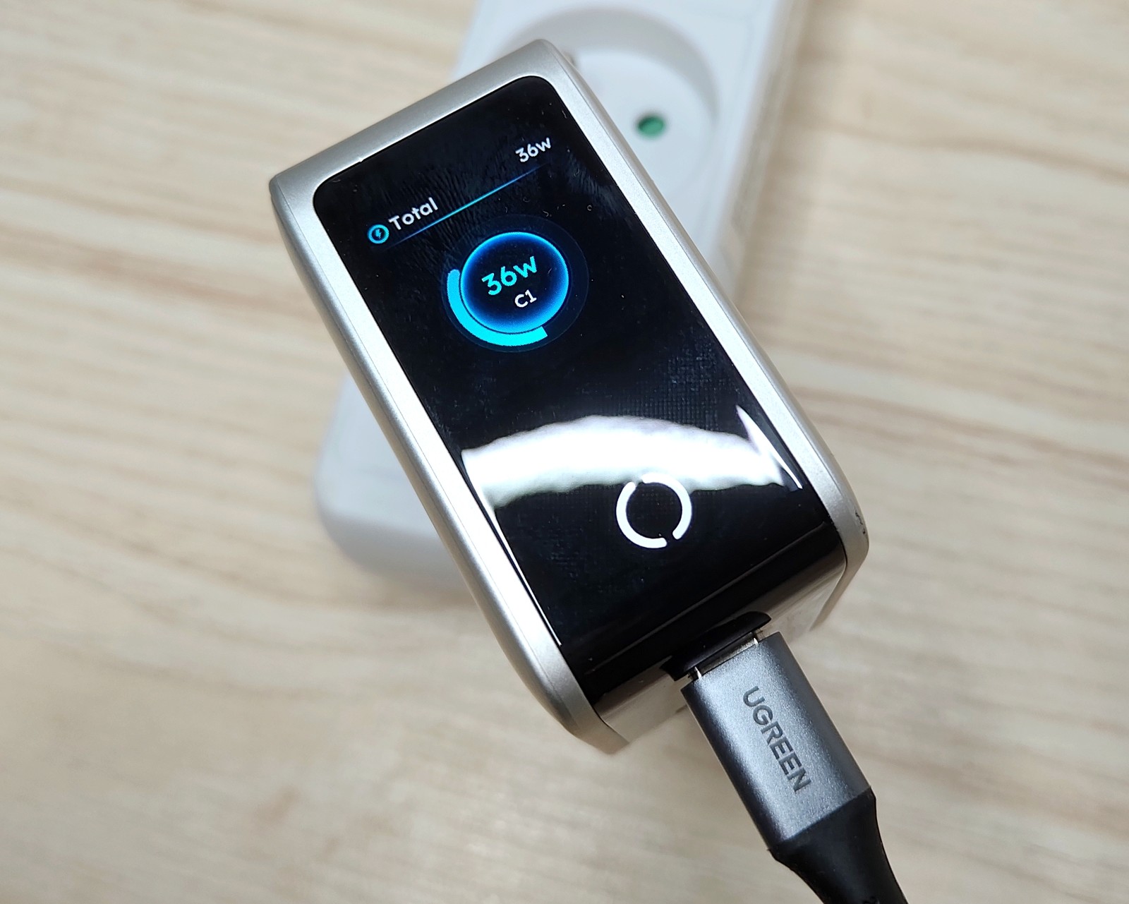 UGREEN Nexode Pro 100W : un chargeur 4 ports avec écran à 47,99 €