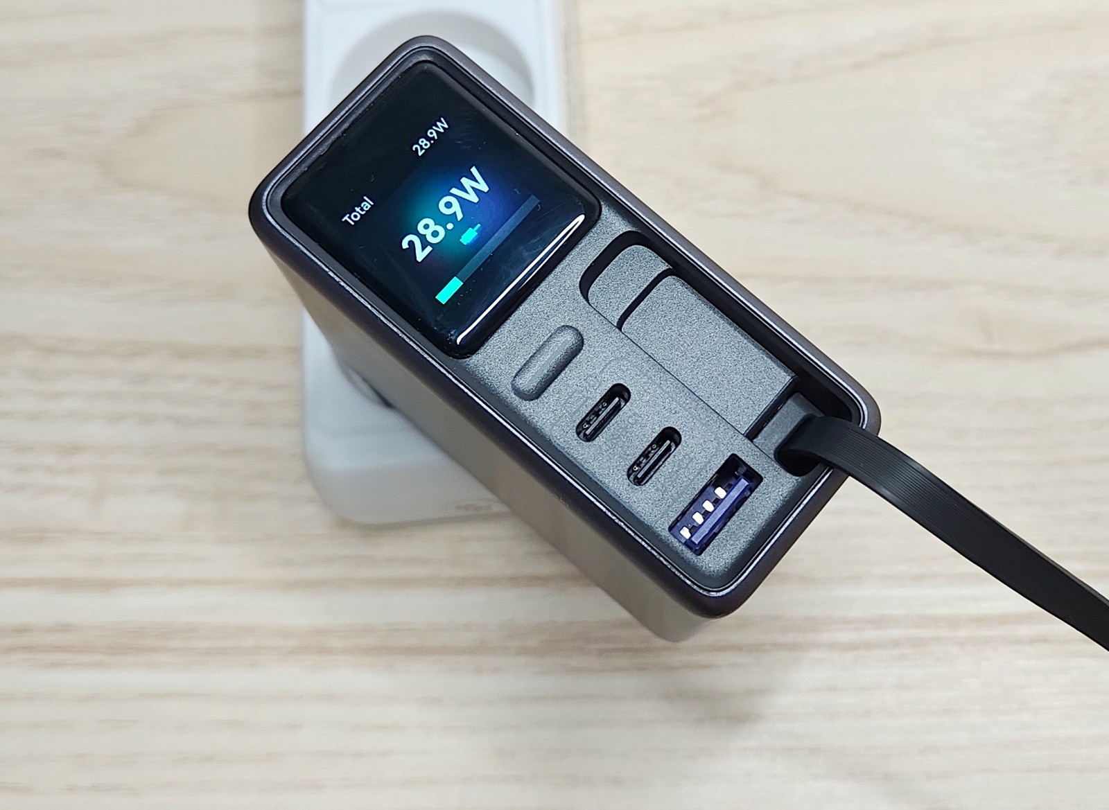 UGREEN sort un chargeur avec câble rétractable et écran : le Nexode Pro 160 W