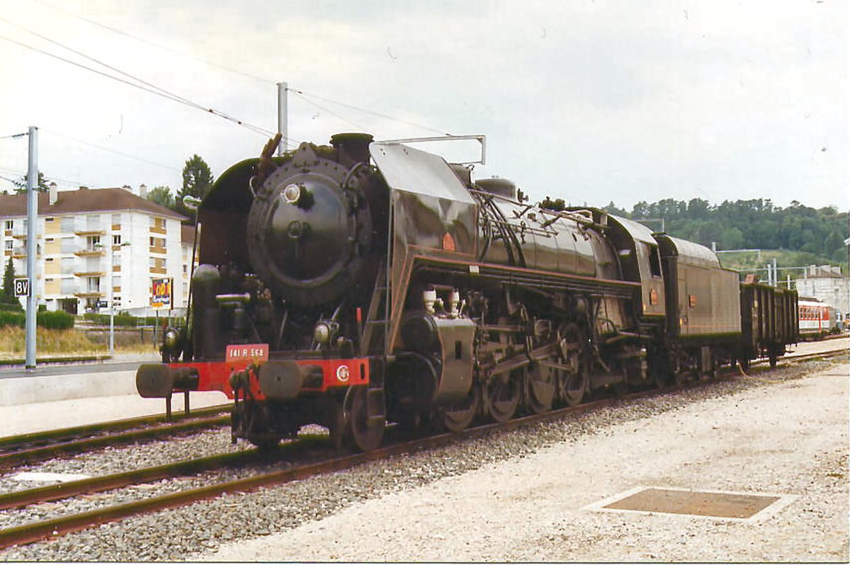Locomotive 141 R 568 en gare de Lons-le-Saunier (Jura) le 1er aout 1996. Cette locomotive tractait des trains touristiques pour le compte de la CITEV