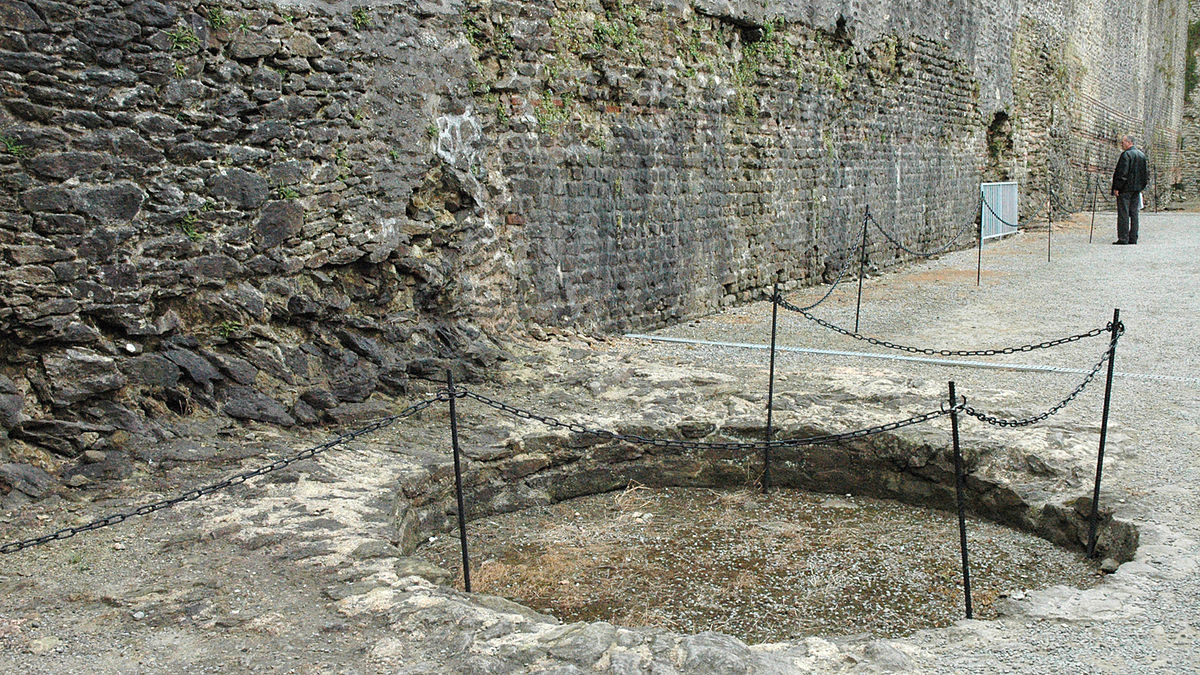Empreinte d'une tour romaine (château de Brest)