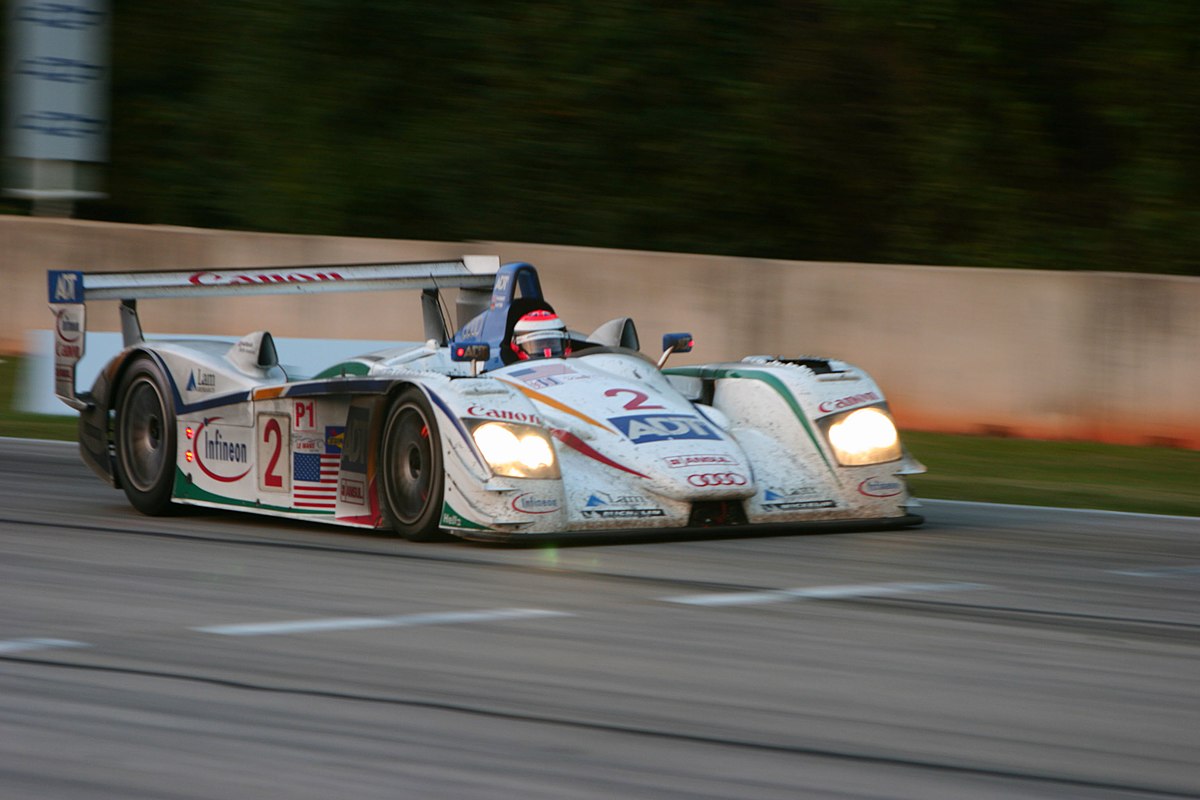Johnny Herbert au volant d'une Audi R8 lors du championnat ALMS 2004