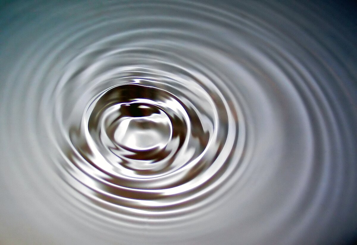 Vers une meilleure description quantique de l’eau