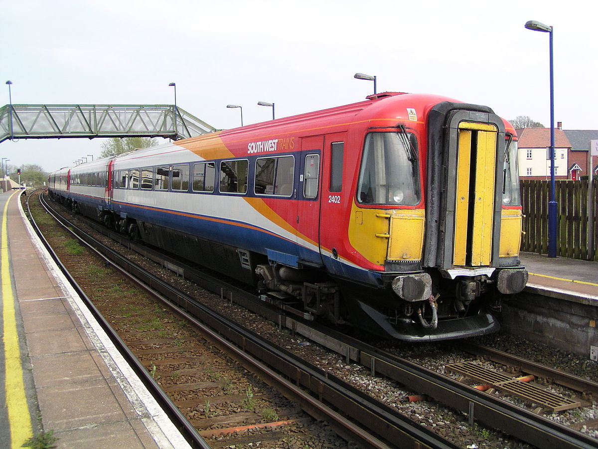 Rame électrique britannique de la Classe 442 alimentée par troisième rail dans le Dorset.