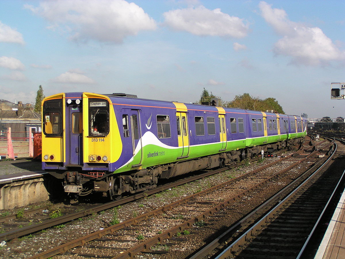 Rame classe 313 de Silverlink n° 313114 arrivant à Clapham Junction.