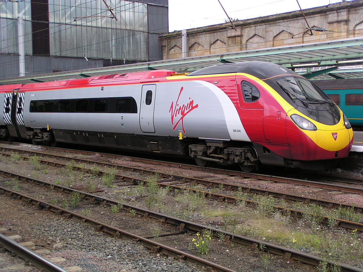 la rame n° 390045 « Virgin Valiant » à Carlisle, dans la dernière livrée Virgin rouge et argent.