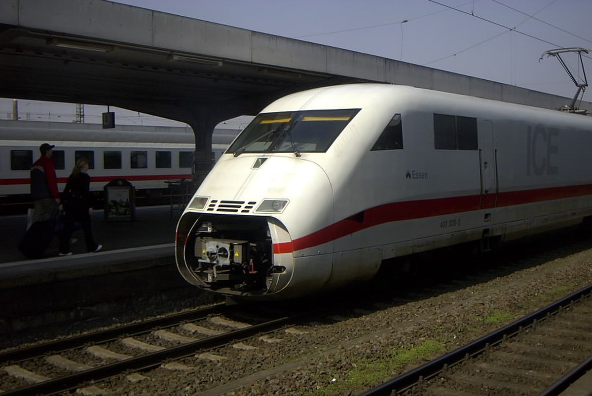 Demi-rame ICE 2 en gare de Hamm, attendant d'être attelée à une autre, pour continuer vers Berlin