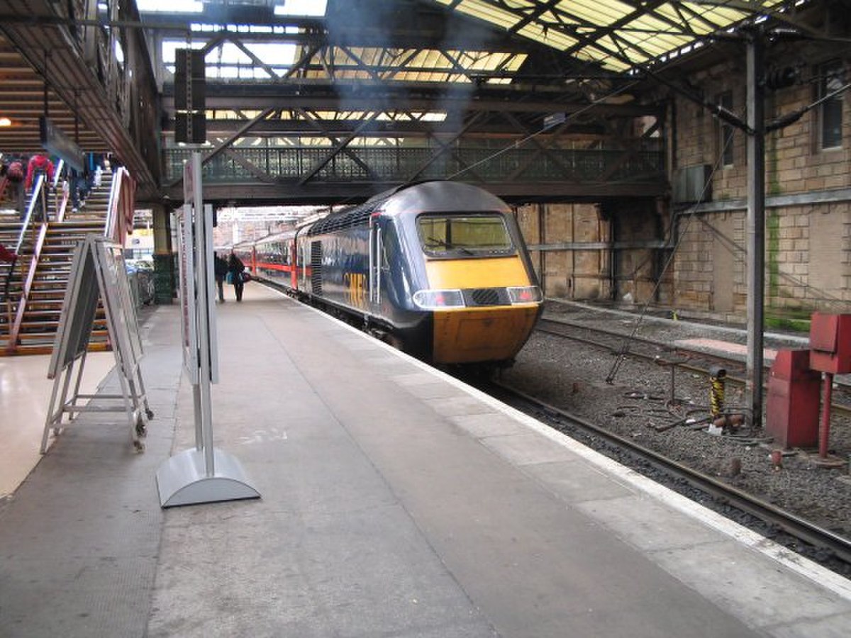 Rame HST 43116 de GNER dans la gare Waverley d'Édimbourg.