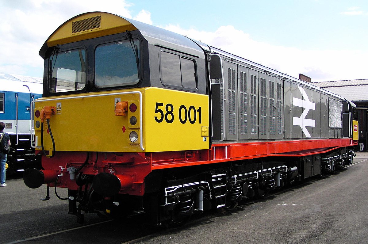 La locomotive n° 58001 exposée aux ateliers de Doncaster le 27 juillet 2003. Elle avait été repeinte à cette occasion dans sa livrée Railfreight originelle à bande rouge.
