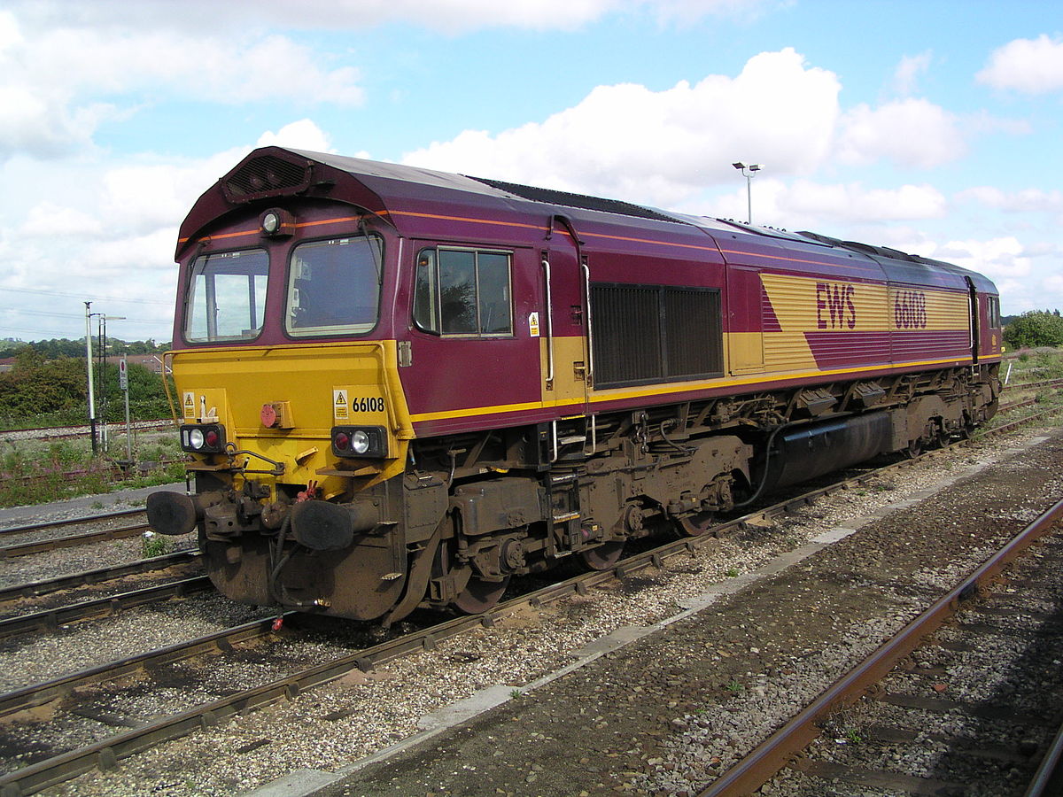 Locomotive n° 66108 à Didcot le 23 août 2004. Ces locomotives tirent la majorité des trains de fret d'EWS
